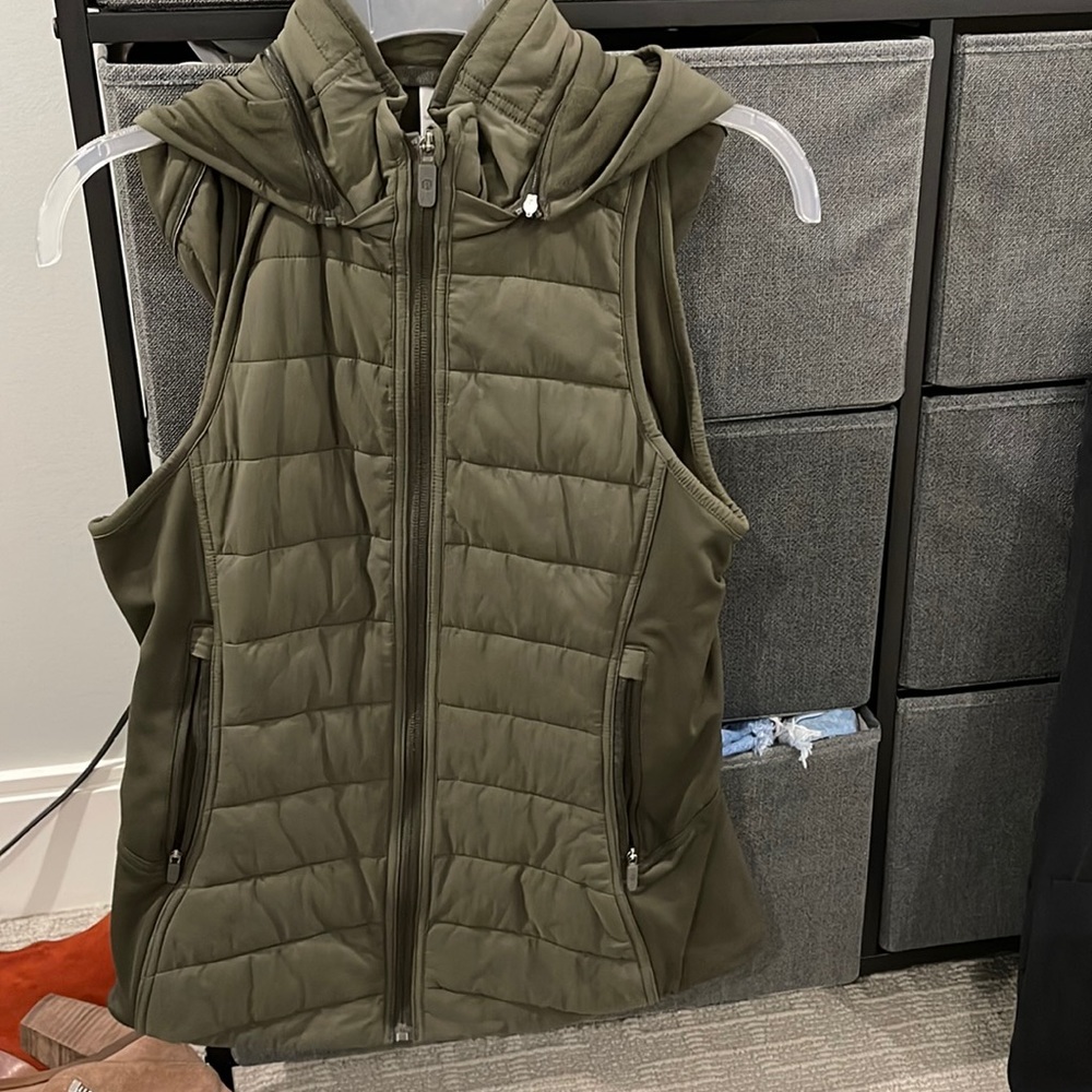 Lululemon vest with detachable hood